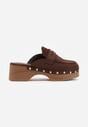 Brązowe Klapki Drewniaki o Fasonie Loafersów z Ozdobnymi Nitami Sargita