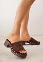 Brązowe Klapki w Stylu Drewniaków z Nitami na Klockowym Obcasie Junikofa