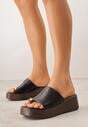 Czarne Klapki Japonki na Koturnie w Stylu Drewniaków Triaqueena