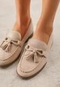 Beżowe Mokasyny z Imitacji Zamszu z Aplikacją w Kształcie Kokardy z Frędzlami Edea