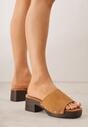 Jasnobrązowe Klapki w Stylu Drewniaków z Nitami na Klockowym Obcasie Junikofa