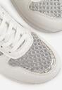 Białe Sneakersy na Platformie Ozdobione Metalicznymi Wstawkami i Siateczką Zitina