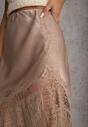 Beżowa Satynowa Spódnica Ozdobiona Rozcięciem na Nogę i Koronką Saviraet