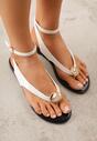 Białe Sandały Japonki z Metaliczną Ozdobą Vikisima