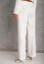 Białe Spodnie Garniturowe na Kant VICES Zdobione Zapięciem z Klamrą Azisore