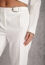 Białe Spodnie Garniturowe na Kant VICES Zdobione Zapięciem z Klamrą Azisore