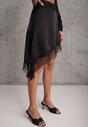 Czarna Asymetryczna Spódnica z Satyny Zdobiona Koronką Katarva