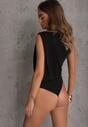 Czarne Body z Dekoltem Łódka Zdobione Marszczeniem i Aplikacją na Ramieniu Havrina