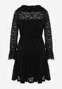 Czarna Sukienka z Koronki Zdobiona Rozszerzanymi Rękawami i Wąskim Paskiem Kylimna