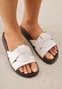 Białe Klapki z Przekładanymi Paskami i Ozdobnymi Nitami Talysha