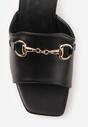 Czarne Klapki na Słupku z Kwadratowym Noskiem i Elegancką Klamerką Genissa