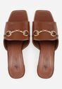Brązowe Klapki na Słupku z Kwadratowym Noskiem i Elegancką Klamerką Genissa