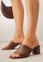 Brązowe Ażurowe Klapki na Słupkowym Obcasie z Kwadratowym Noskiem Lumetia