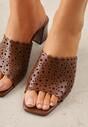 Brązowe Ażurowe Klapki na Słupkowym Obcasie z Kwadratowym Noskiem Lumetia