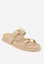 Beżowe Klapki Ozdobione Metalicznymi Klamrami Zelivra