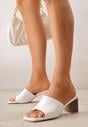 Białe Eleganckie Klapki na Słupku z Otwartym Noskiem Kwadratowym Hippeis