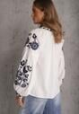 Biała Rustykalna Bluzka z Bawełny Zdobiona Haftem i Sznurkiem z Chwostami Marytea