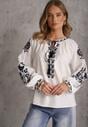 Biała Rustykalna Bluzka z Bawełny Zdobiona Haftem i Sznurkiem z Chwostami Marytea