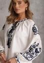 Biała Rustykalna Bluzka z Bawełny Zdobiona Haftem i Sznurkiem z Chwostami Marytea