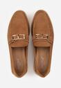 Jasnobrązowe Mokasyny Ozdobione Metaliczną Klamrą Murielori