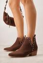 Brązowe Botki Vices na Słupku z Ażurową Cholewką Nitami i Wycięciem Borfedi