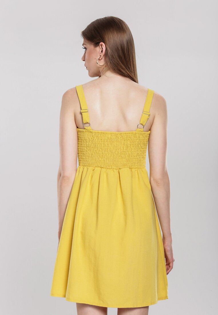 Żółta Sukienka Considers