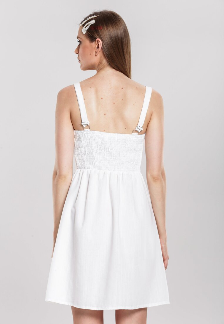 Biała Sukienka Considers