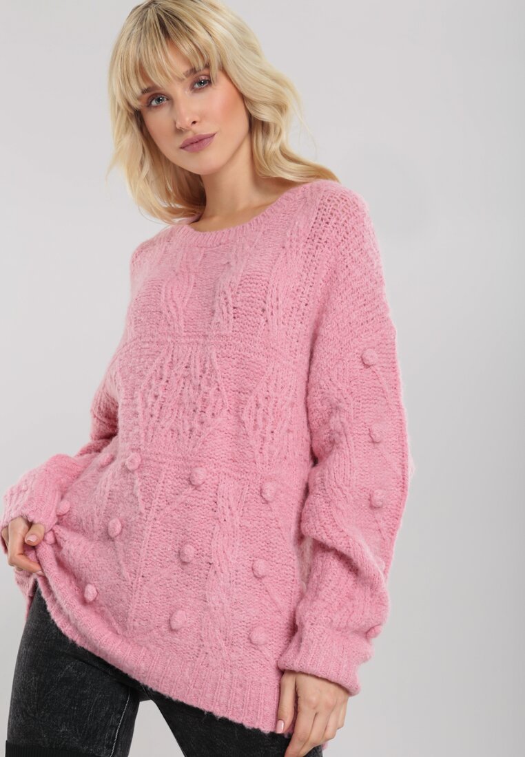 Różowy Sweter Showing