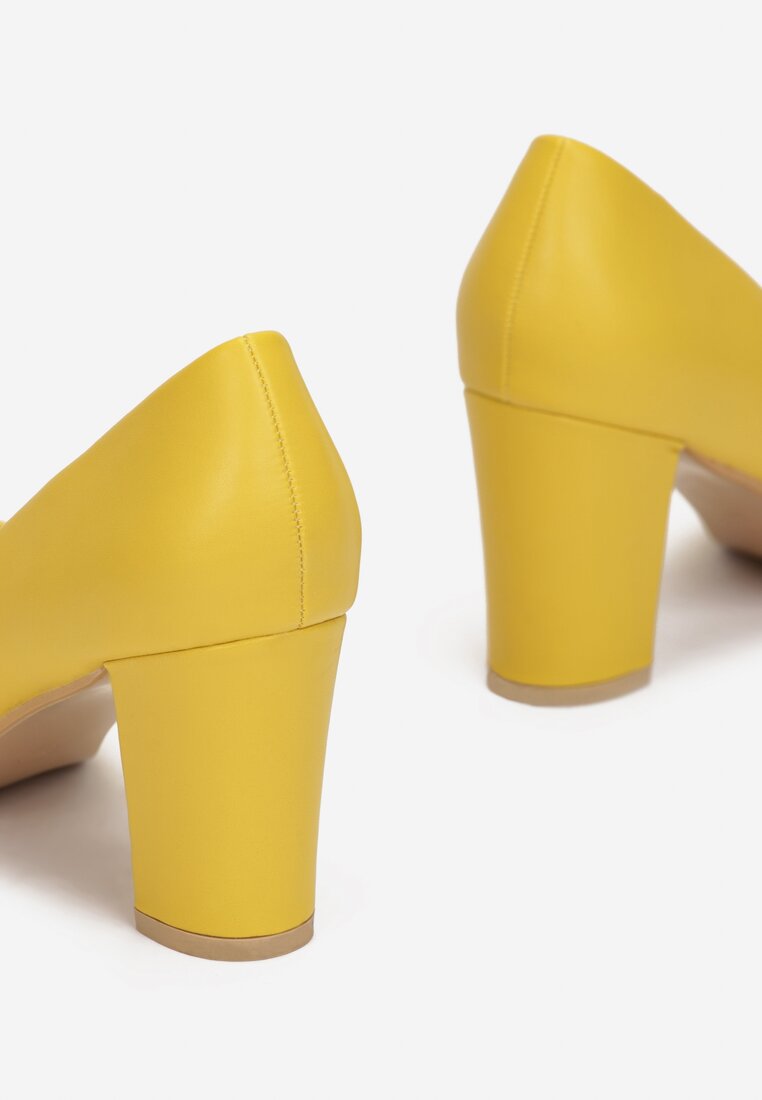 Żółte Czółenka na Słupku Sophamna