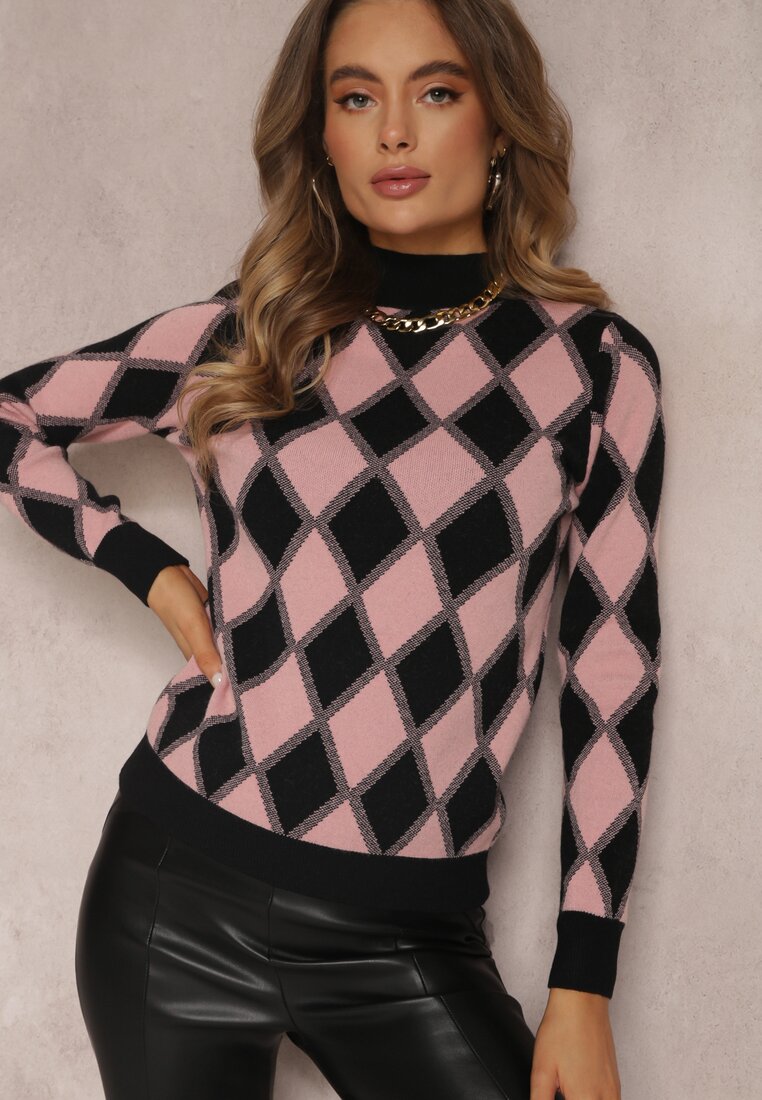 Różowy Sweter w Romby z Półgolfem Morphades