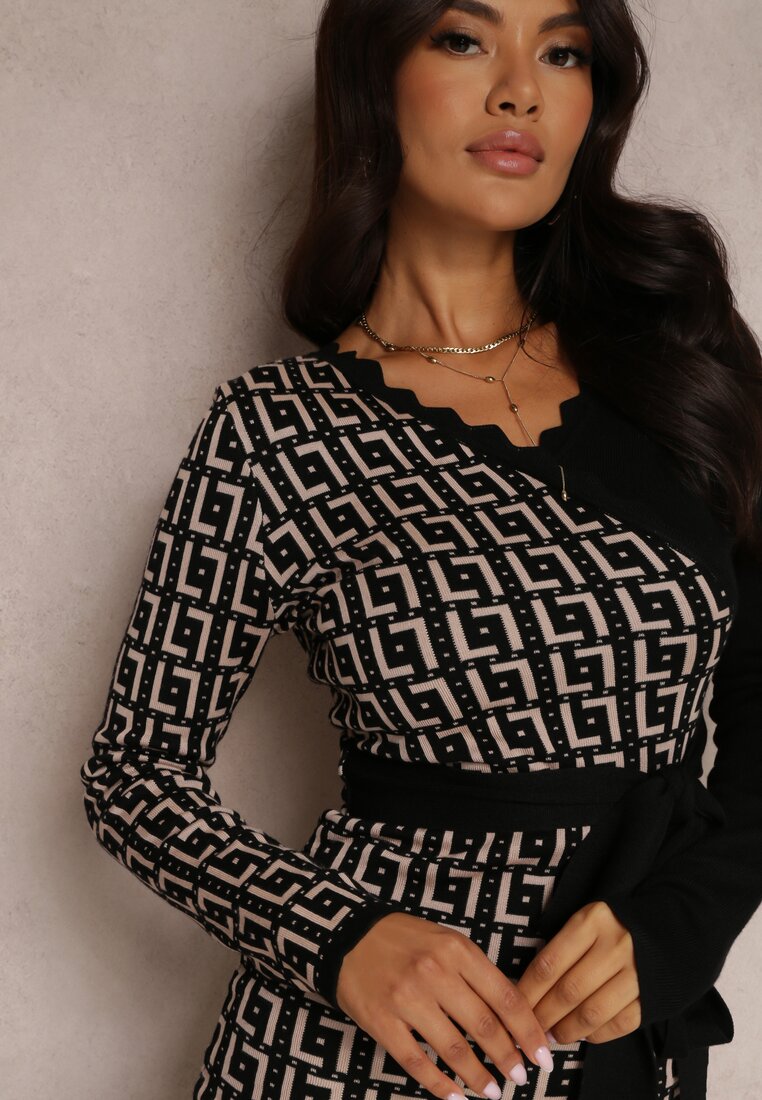 Czarno-Beżowa Sukienka Dzianinowa w Geometryczny Wzór z Kopertowym Dekoltem Qurrat