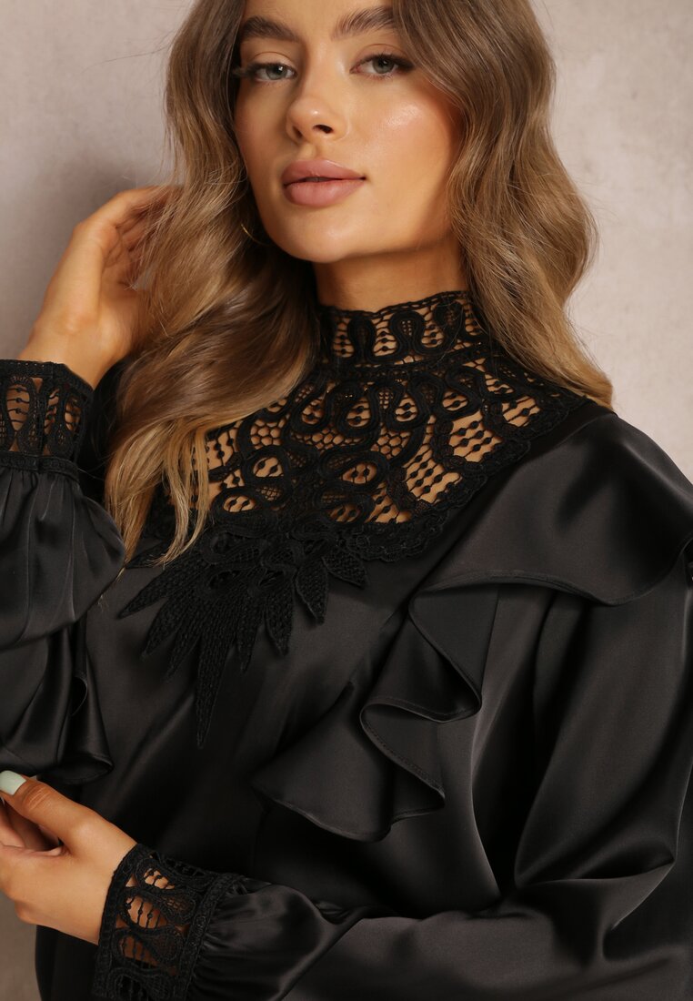 Bluza neagră cu volane și guler dantelat Azuva