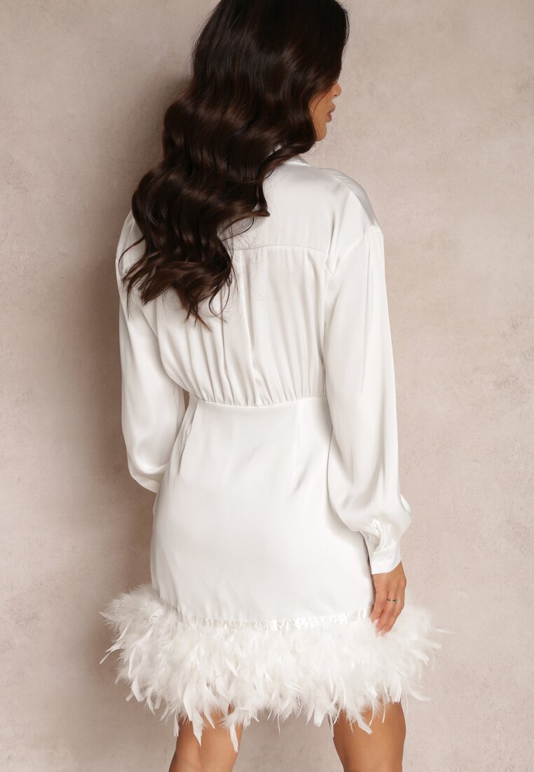 Biała Sukienka Satynowa z Piórkami na Dole Abira