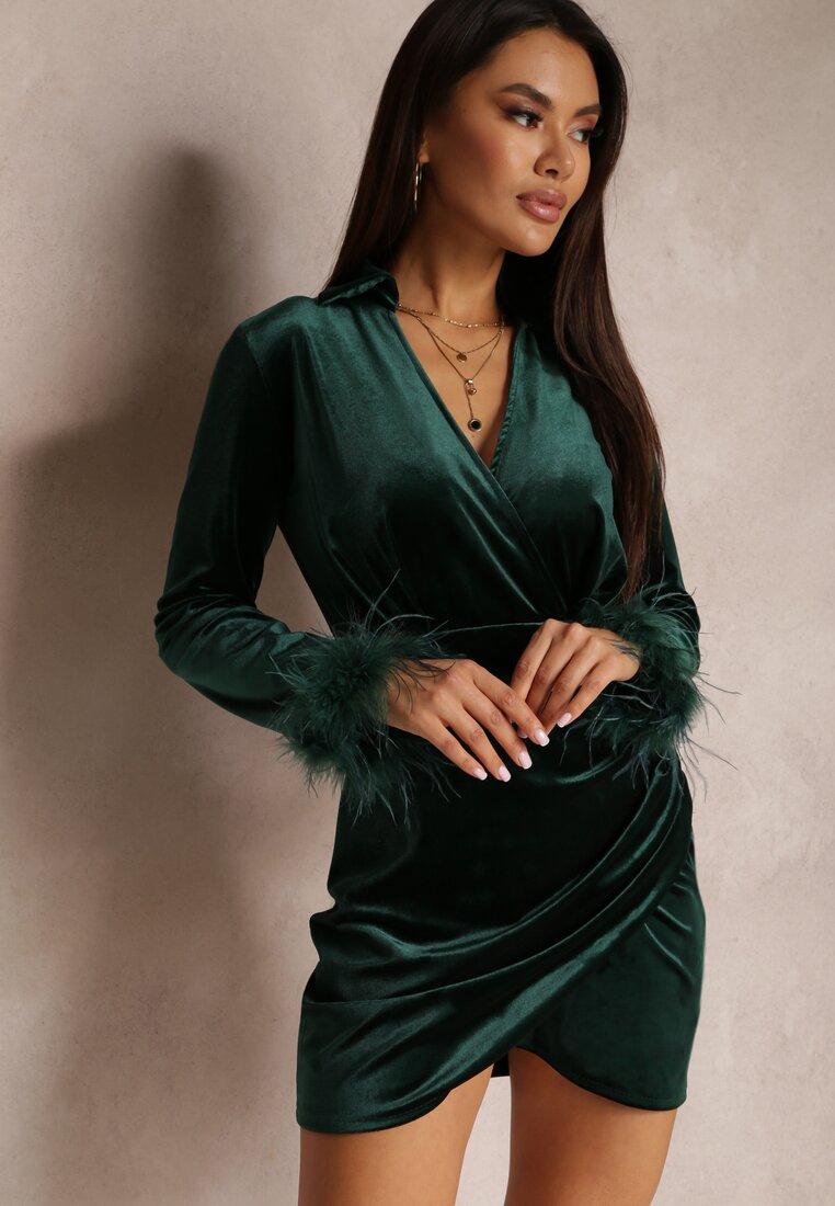 Zielona Sukienka Kopertowa Welurowa z Piórkami przy Rękawach Meve