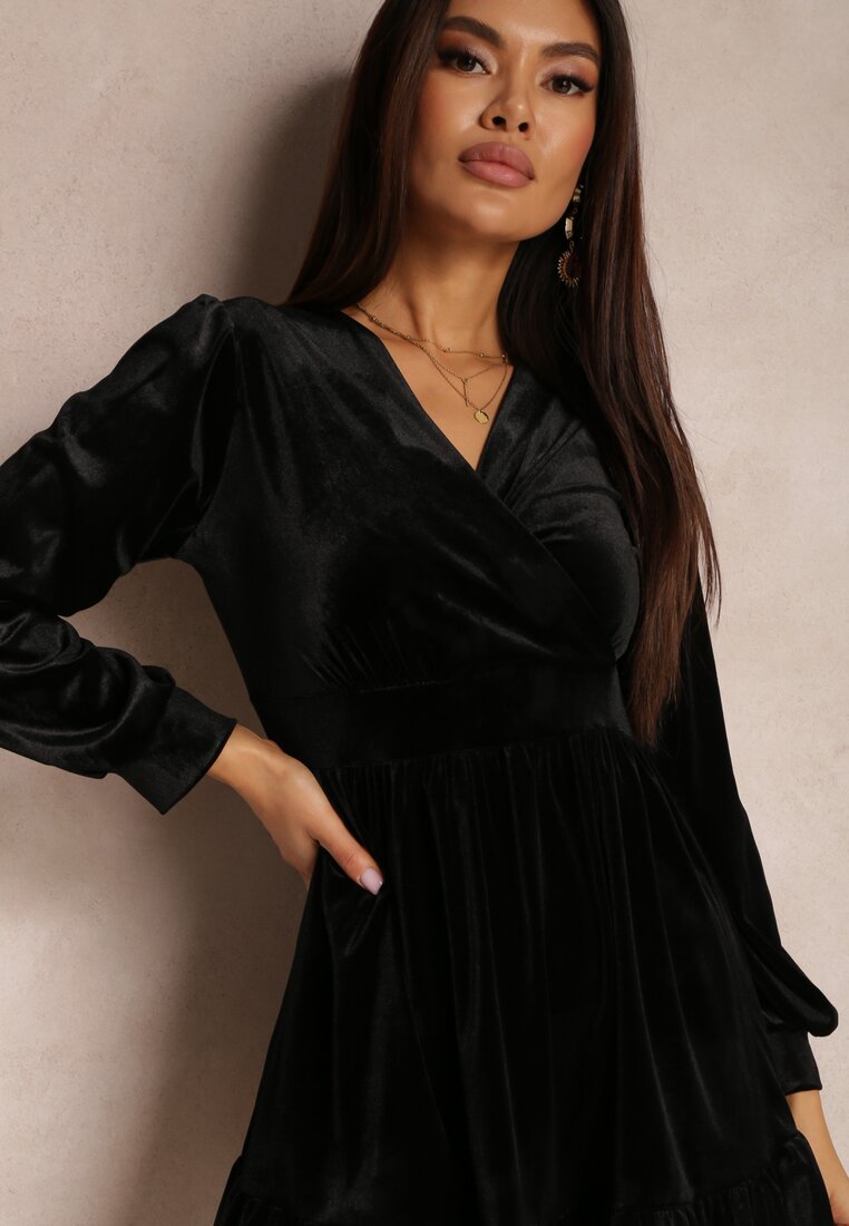 Czarna Sukienka Welurowa z Kopertowym Dekoltem Daka
