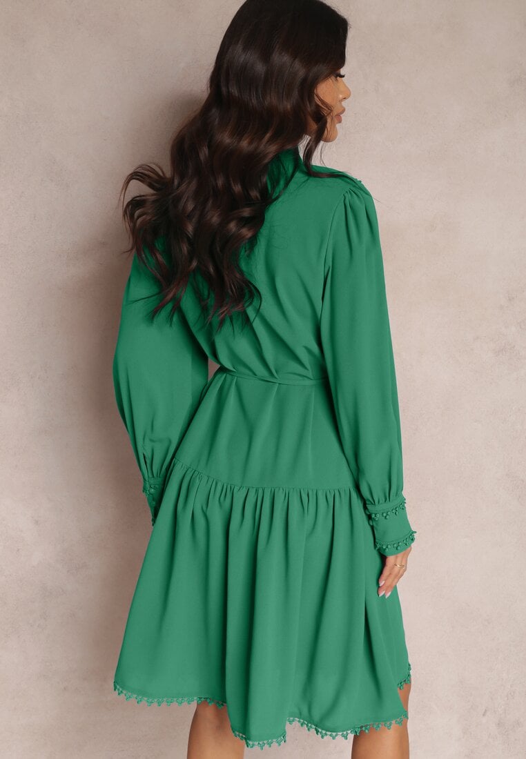 Zielona Koszulowa Sukienka z Ażurowymi Tasiemkami i Stójką Chehi