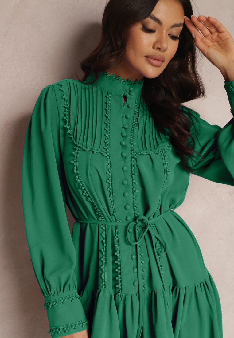 Zielona Koszulowa Sukienka z Ażurowymi Tasiemkami i Stójką Chehi