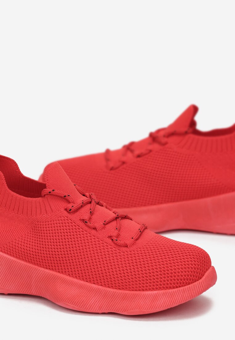 Czerwone Wsuwane Buty Sportowe z Wkładką Amortyzującą i Perforacją Mozeni