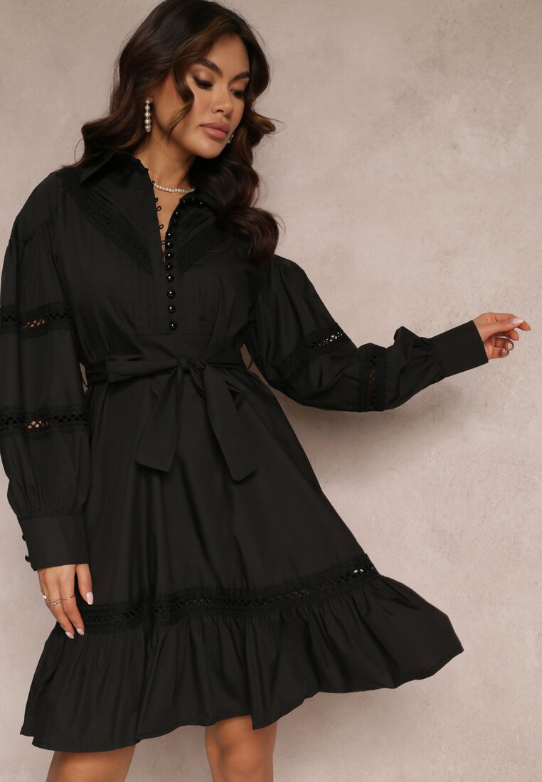 Czarna Koszulowa Sukienka z Perłowymi Guzikami i Koronkowymi Wstawkami Shyanne