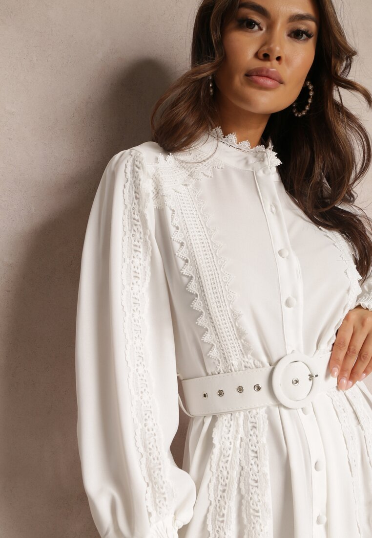 Biała Koszulowa Sukienka Midi z Koronką i Paskiem z Klamrą Tocotte