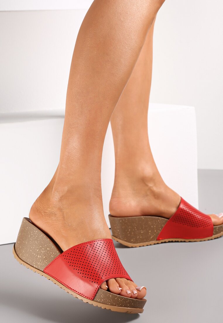 Czerwone Klapki na Koturnie z Szerokim Paskiem i Okrągłym Noskiem Rynn