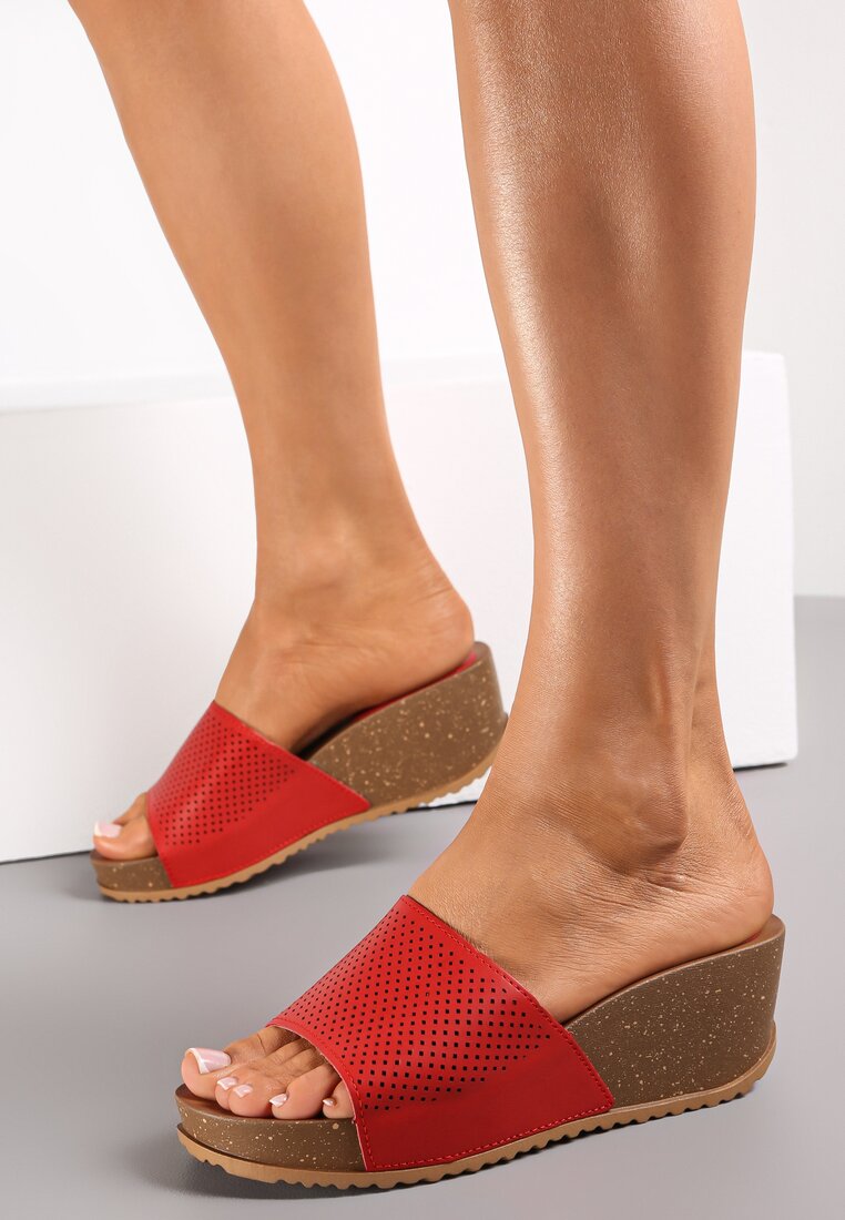 Czerwone Klapki na Koturnie z Szerokim Paskiem i Okrągłym Noskiem Rynn