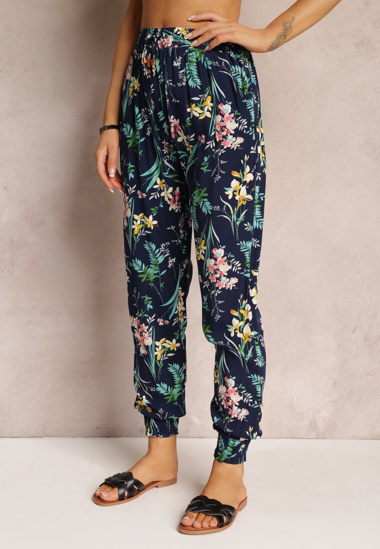 Pantaloni albaștri cu elastic în talie și la baza piciorului cu model floral Stesine