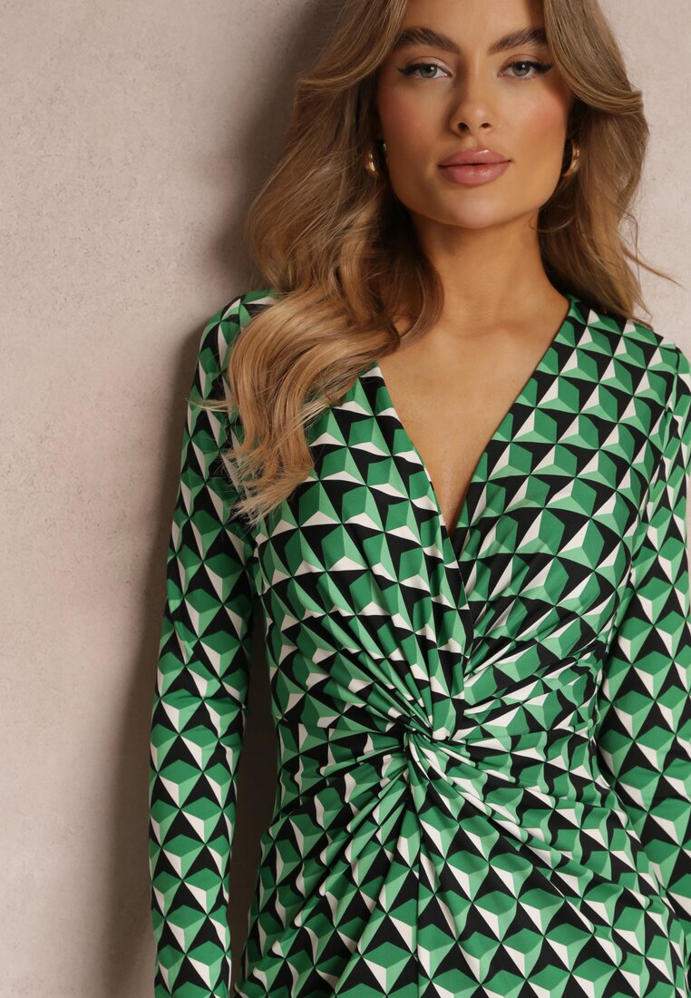 Zielona Sukienka Dopasowana z Kopertowym Dekoltem i Geometrycznym Wzorem Nohea