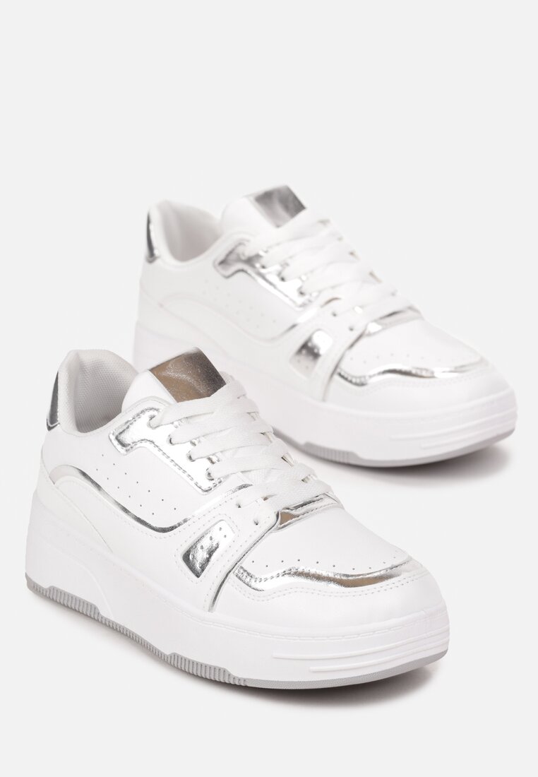 Biało-Srebrne Sneakersy Zdobione Perforacją i Metalicznymi Wstawkami Nelyvza