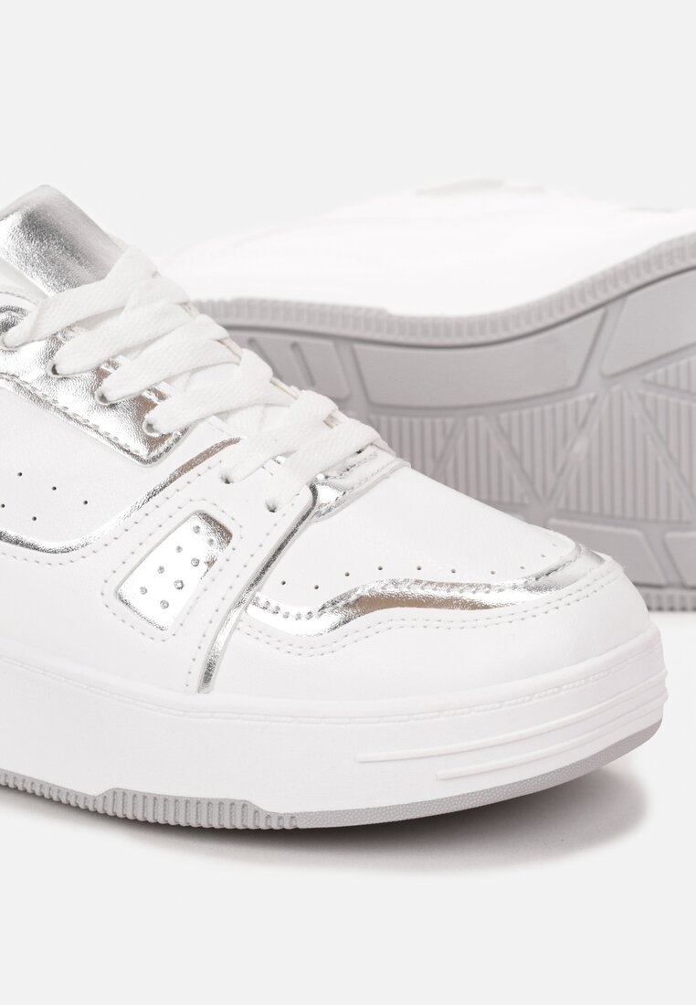 Biało-Srebrne Sneakersy Zdobione Perforacją i Metalicznymi Wstawkami Nelyvza