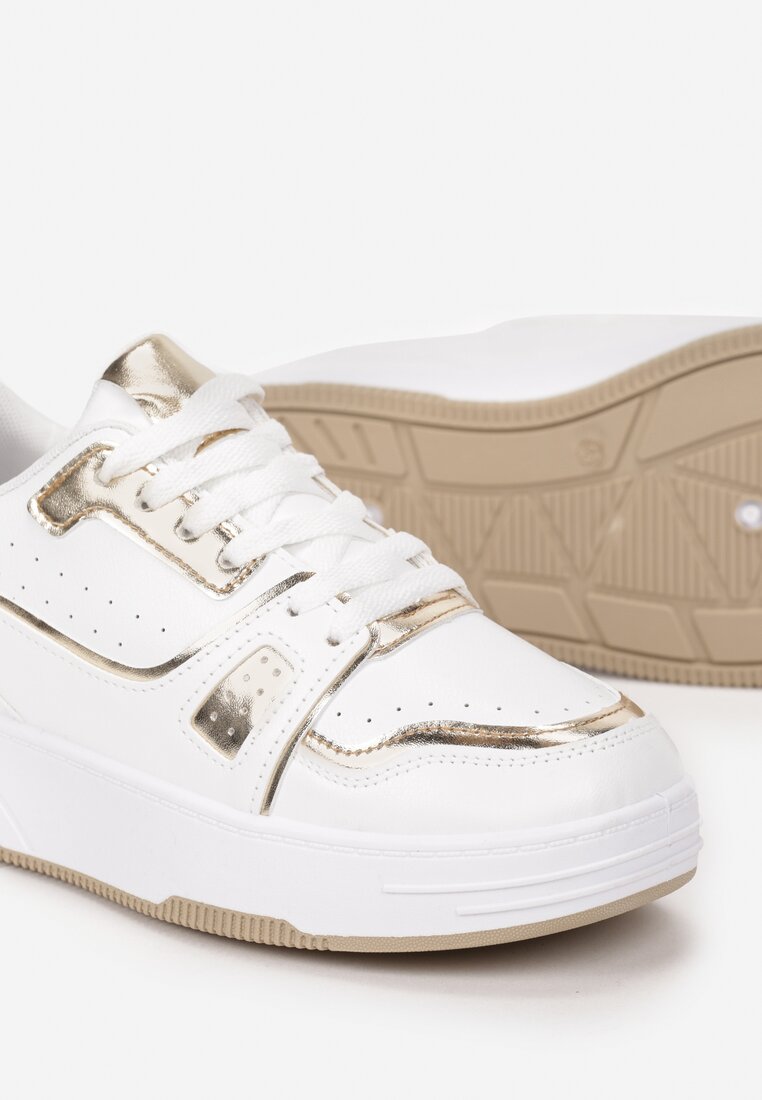 Biało-Złote Sneakersy Zdobione Perforacją i Metalicznymi Wstawkami Nelyvza