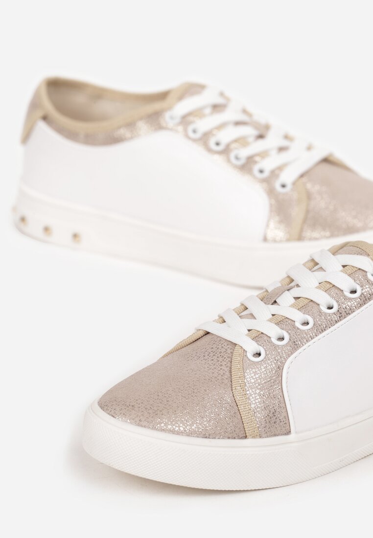 Biało-Złote Sneakersy z Ćwiekami na Podeszwie i Błyszczącymi Wstawkami Tilan