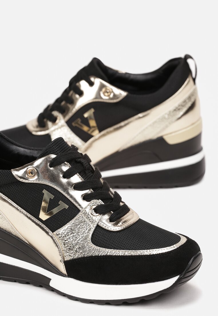 Czarno-Złote Sneakersy na Ozdobnym Koturnie i Metalicznymi Wstawkami Zaval