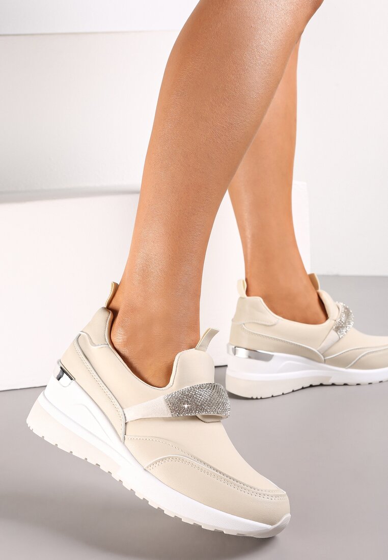 Sneakerși bej înălțați cu platformă joasă și baretă decorativă Amisia
